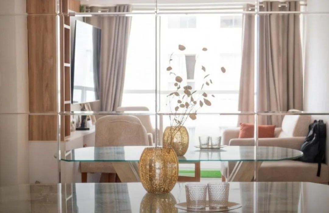 El reflejo agranda el comedor