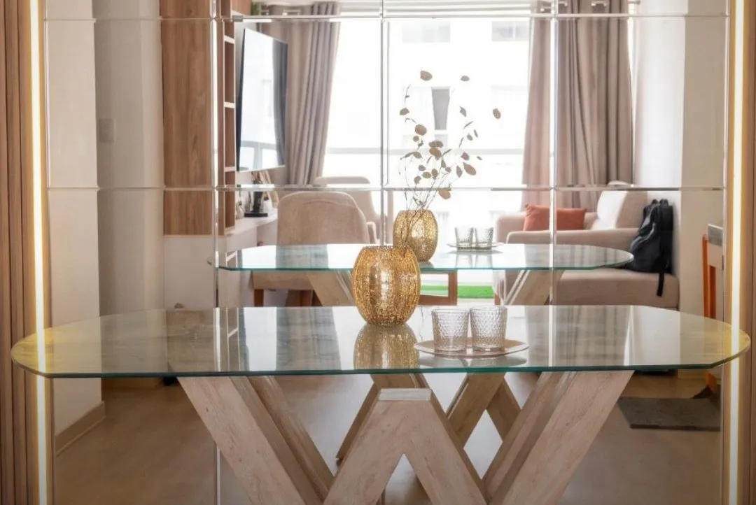 Espejo biselado con luz LED instalado en un comedor