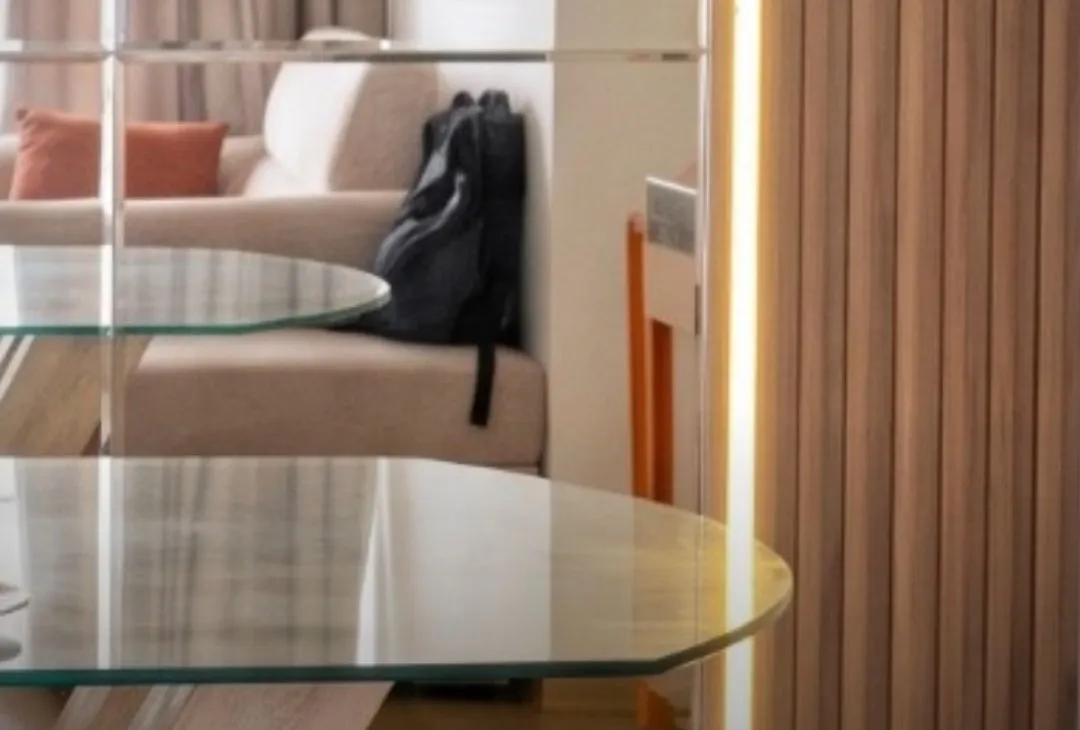 Detalle de wall panel con luz cálida