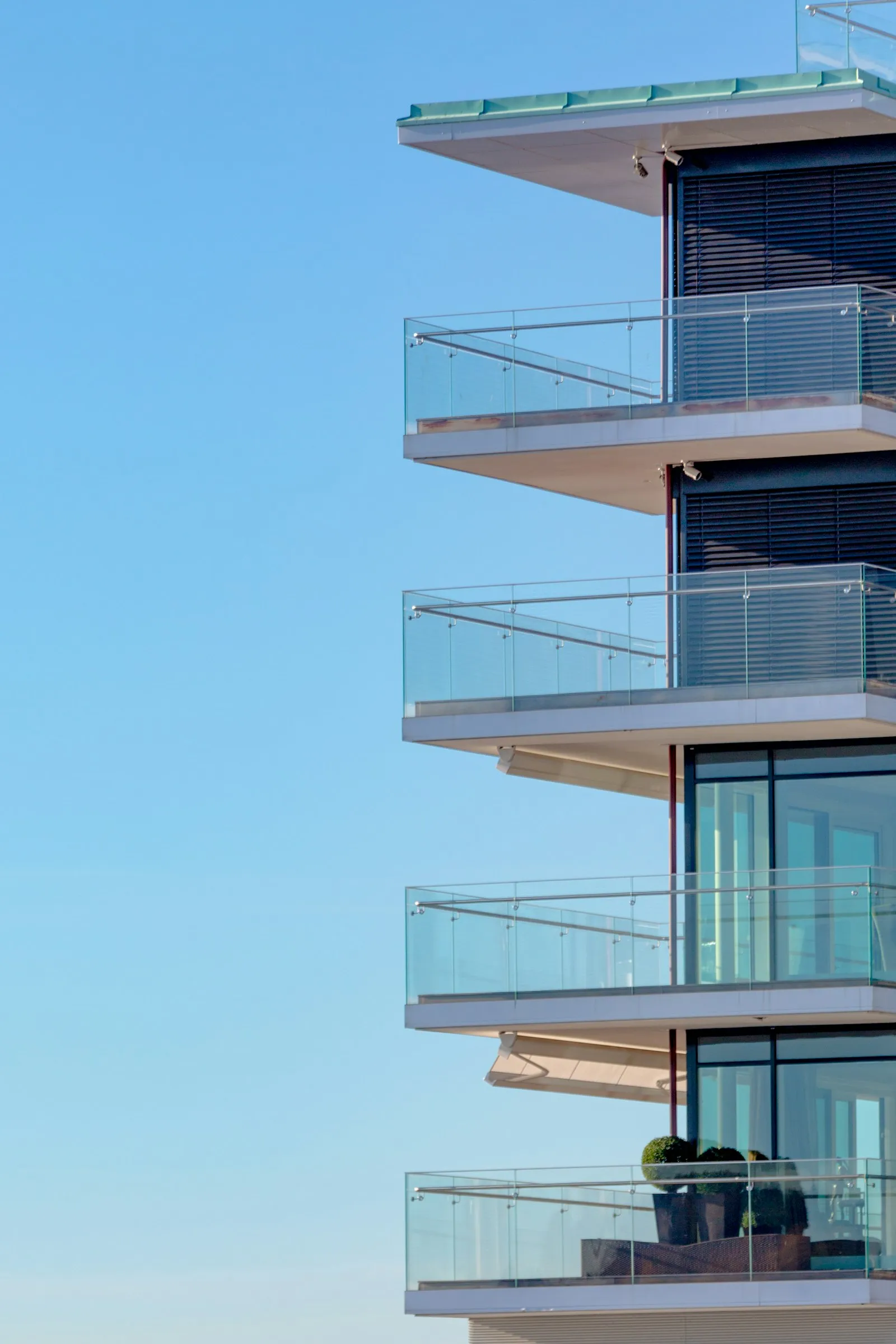 Balcones con baranda de vidrio templado