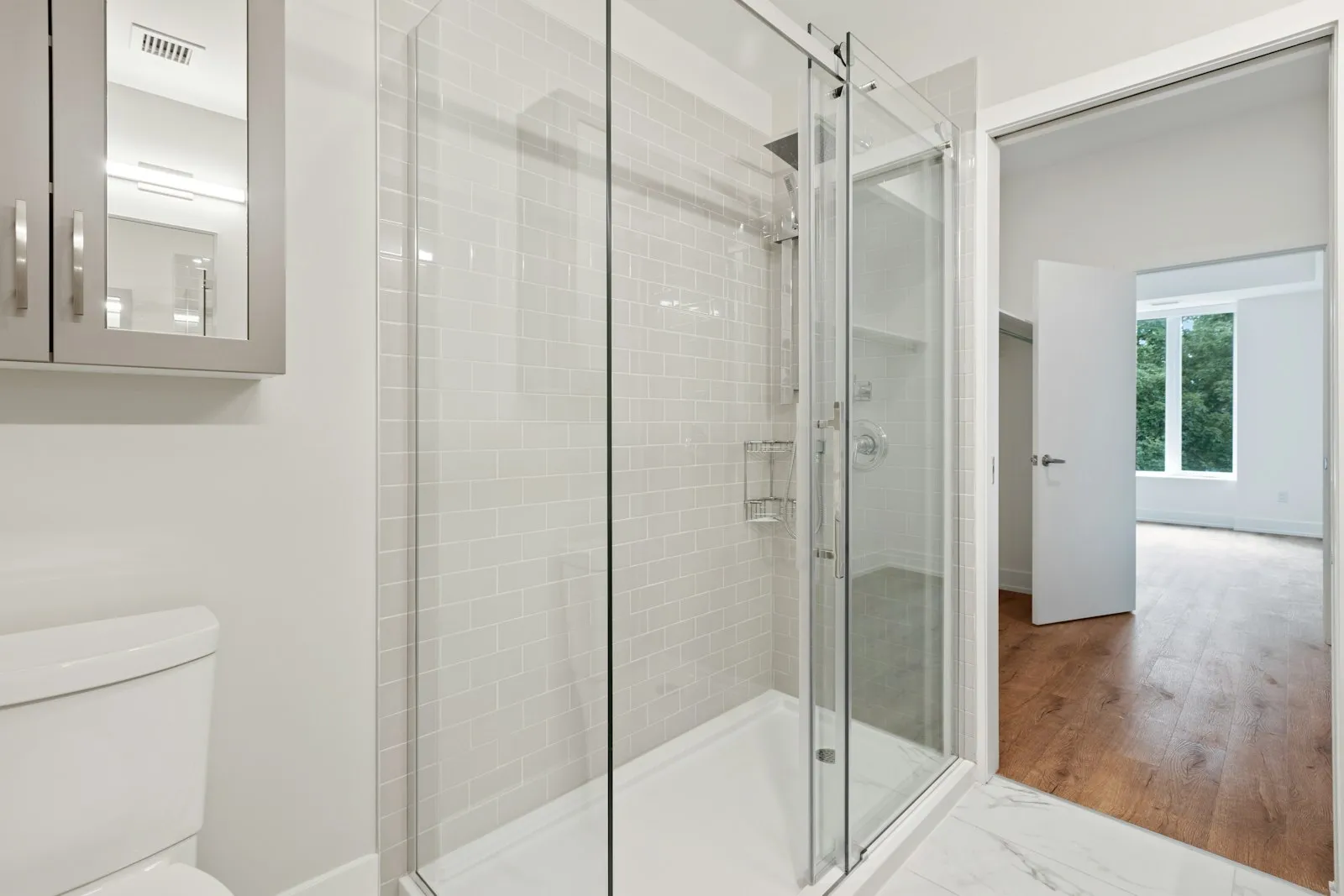 Ducha con puerta de vidrio templado