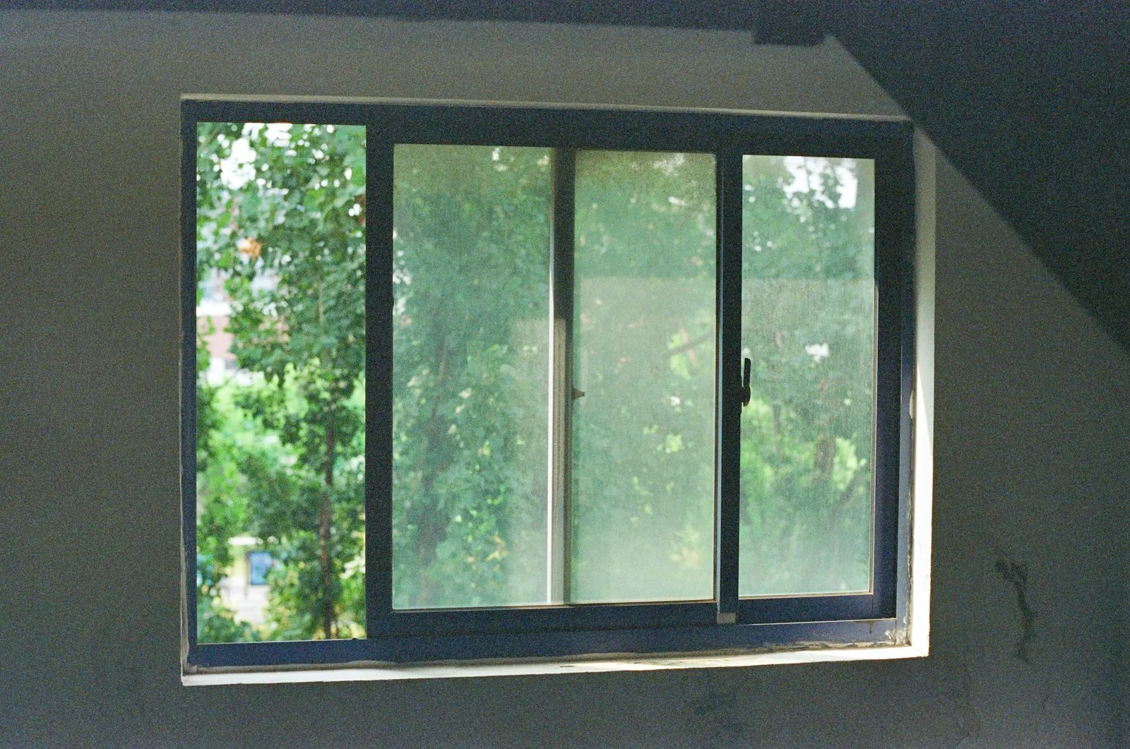 Ventana corrediza de vidrio con marco negro
